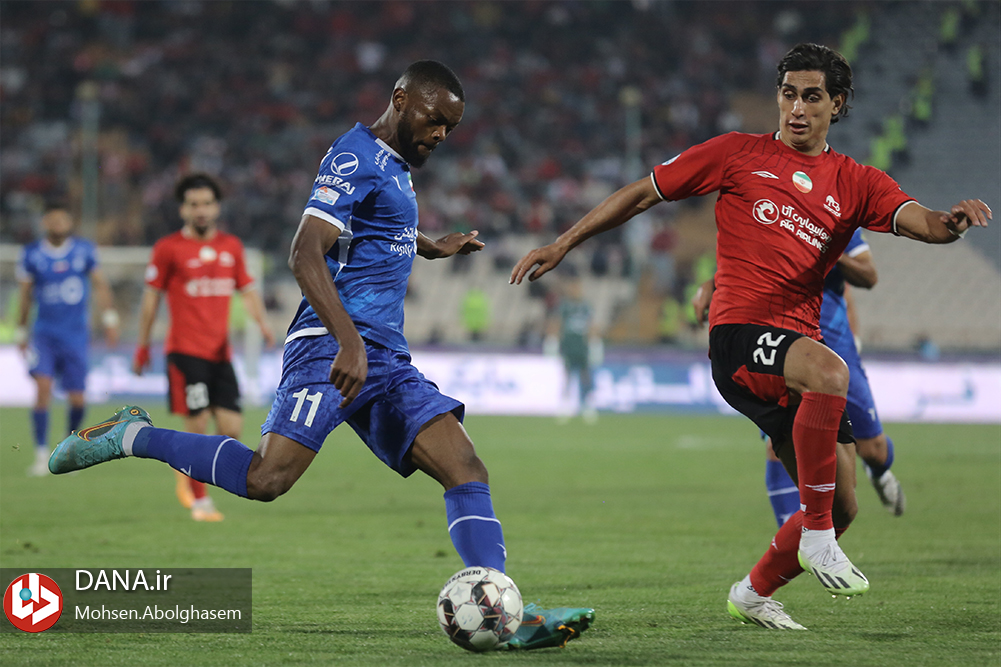 دیدار تیم های فوتبال استقلال تهران و تراکتور تبریز