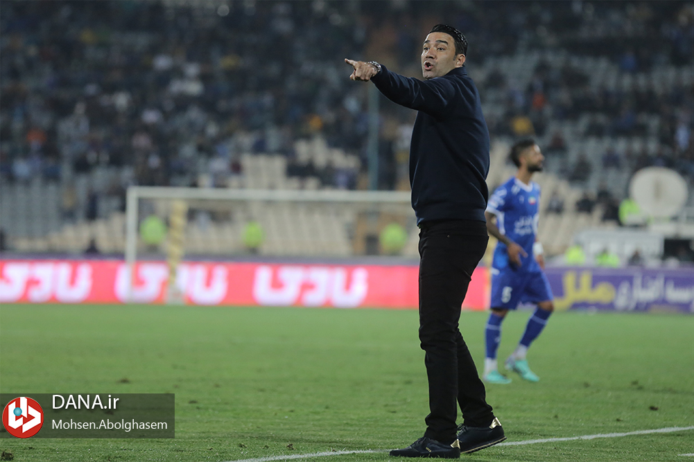 دیدار تیم های فوتبال استقلال تهران و تراکتور تبریز