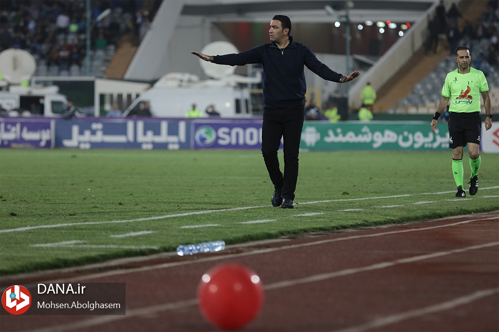 دیدار تیم های فوتبال استقلال تهران و تراکتور تبریز