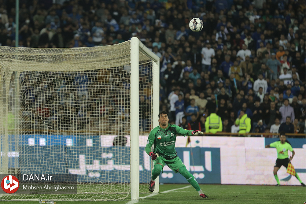 دیدار تیم های فوتبال استقلال تهران و تراکتور تبریز