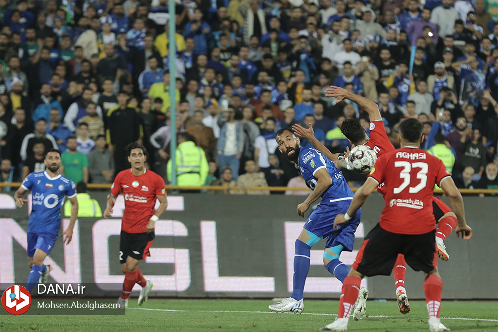 دیدار تیم های فوتبال استقلال تهران و تراکتور تبریز