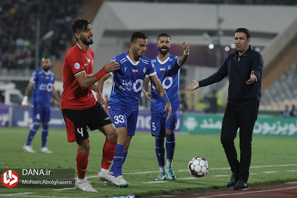 دیدار تیم های فوتبال استقلال تهران و تراکتور تبریز