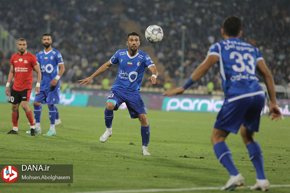 دیدار تیم های فوتبال استقلال تهران و تراکتور تبریز