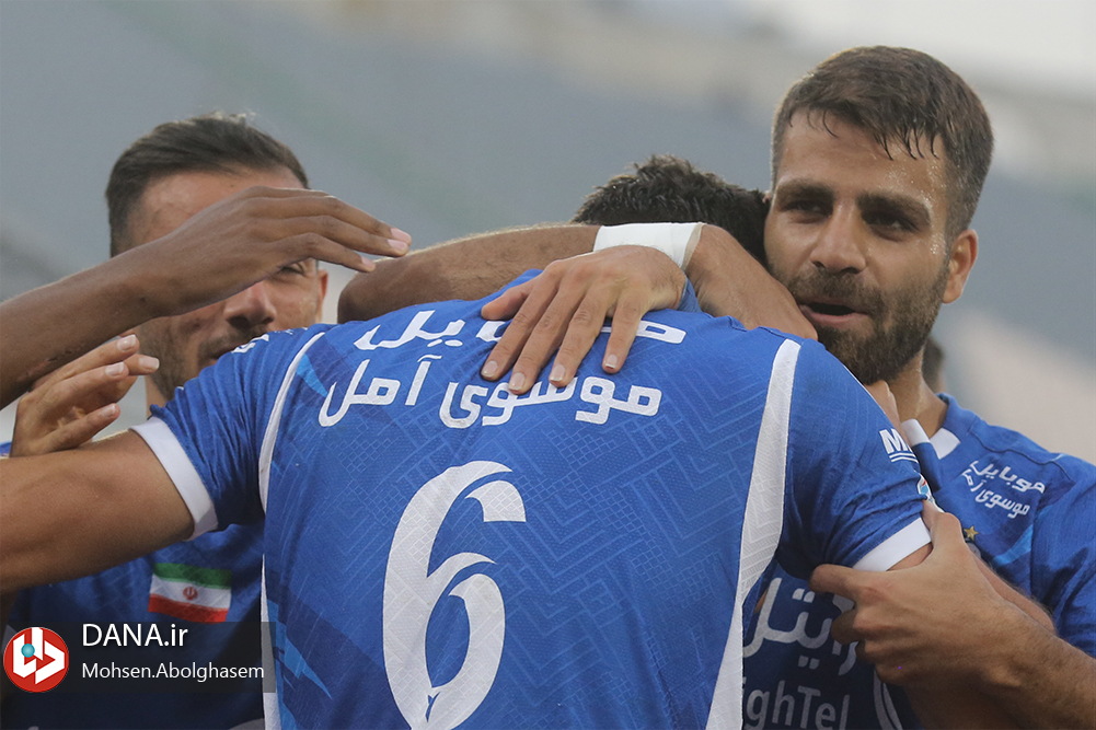 دیدار تیم های فوتبال استقلال تهران و تراکتور تبریز