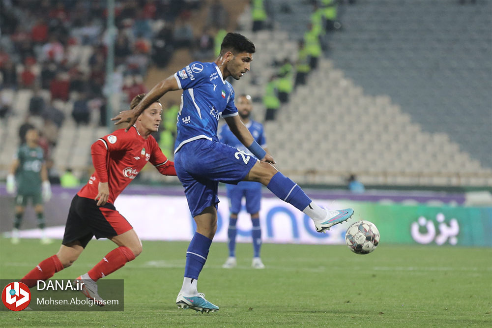 دیدار تیم های فوتبال استقلال تهران و تراکتور تبریز