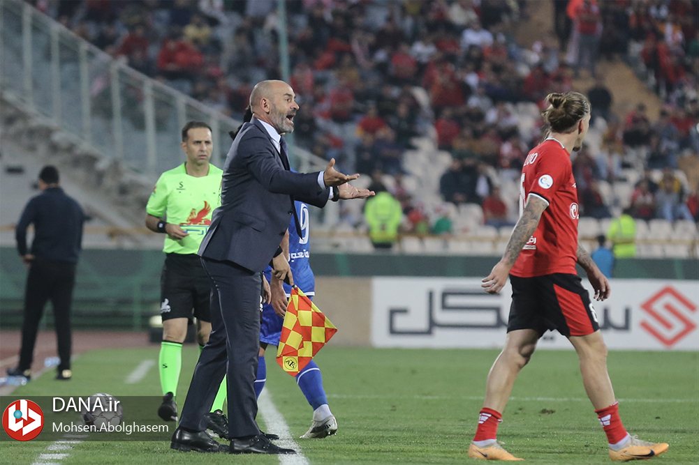 دیدار تیم های فوتبال استقلال تهران و تراکتور تبریز