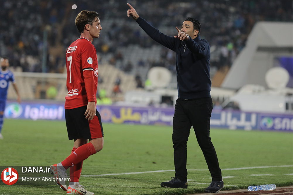 دیدار تیم های فوتبال استقلال تهران و تراکتور تبریز