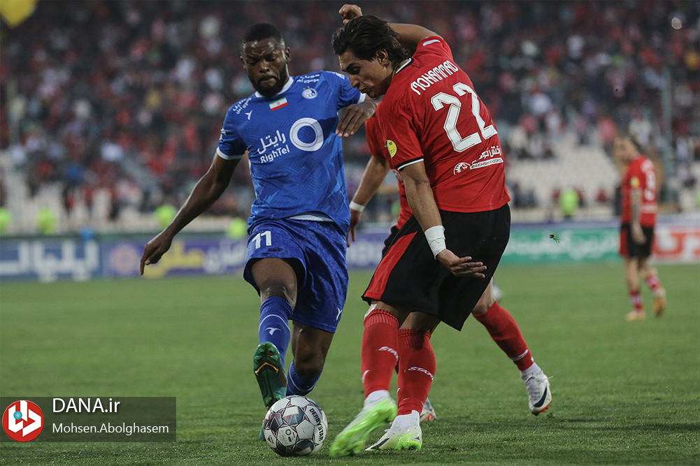 دیدار تیم های فوتبال استقلال تهران و تراکتور تبریز