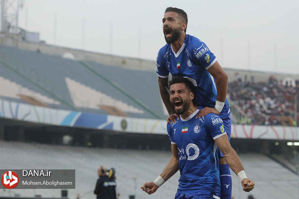 دیدار تیم های فوتبال استقلال تهران و تراکتور تبریز