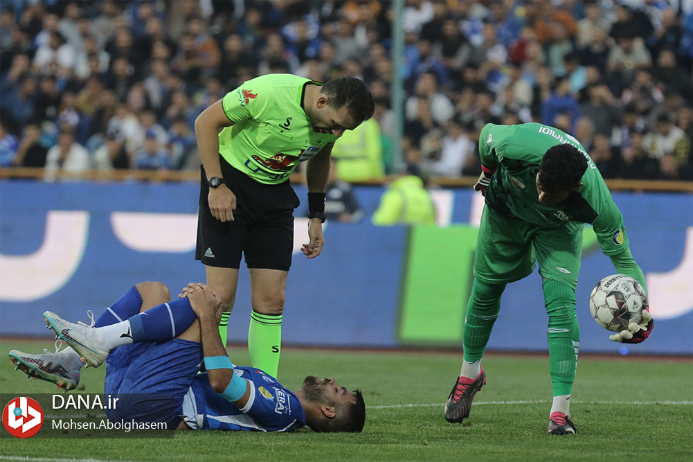 دیدار تیم های فوتبال استقلال تهران و تراکتور تبریز