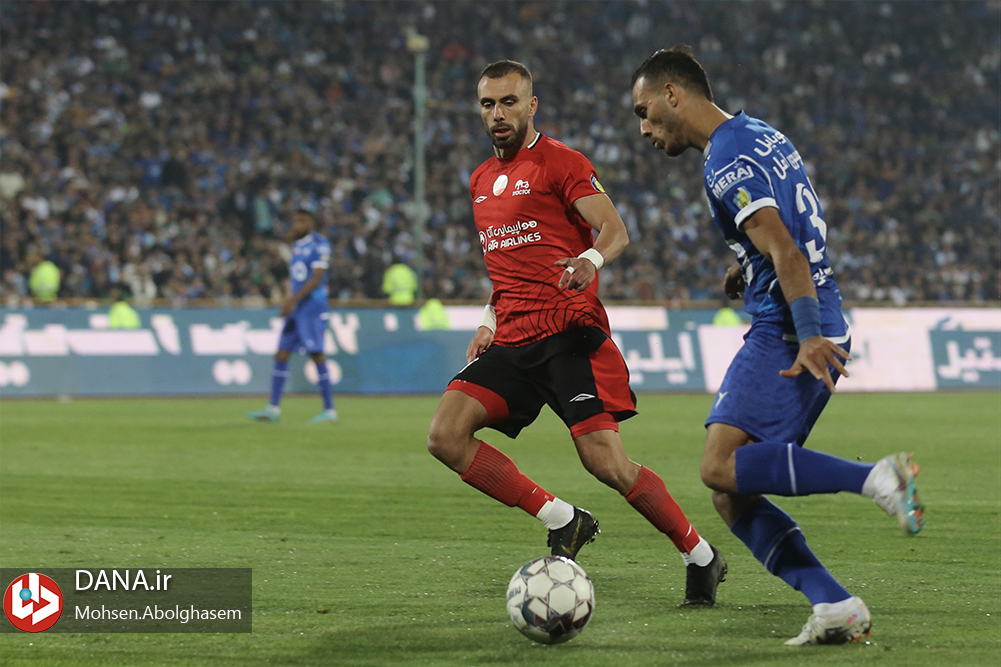 دیدار تیم های فوتبال استقلال تهران و تراکتور تبریز