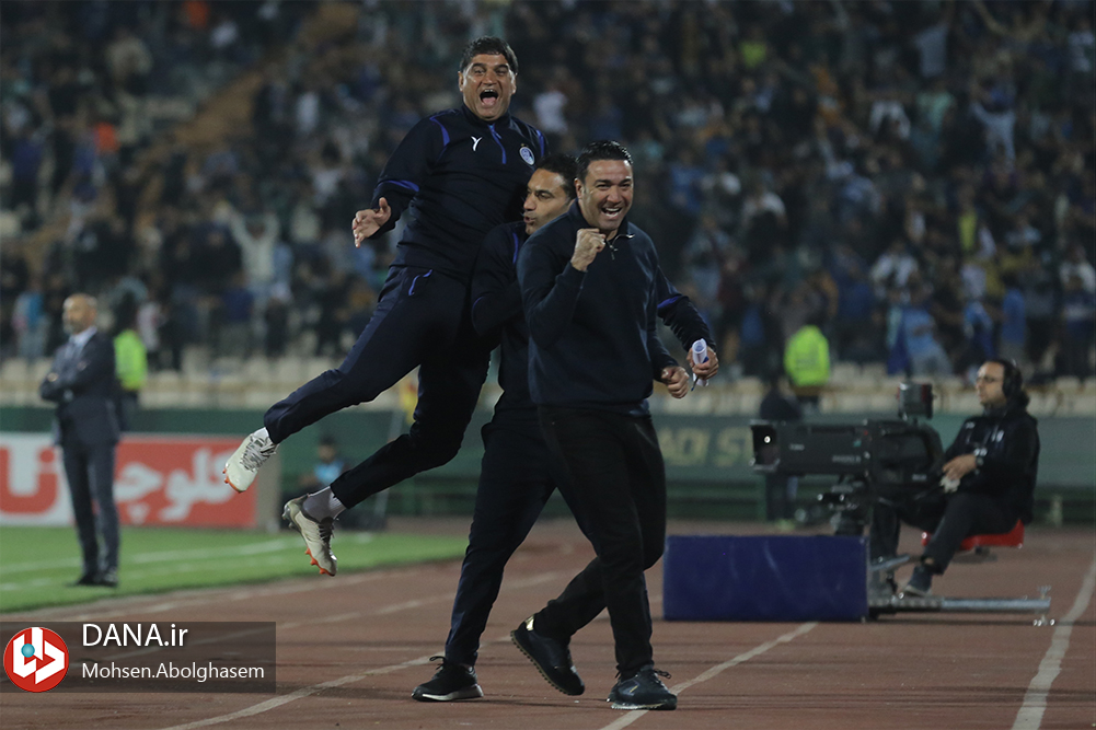 دیدار تیم های فوتبال استقلال تهران و تراکتور تبریز