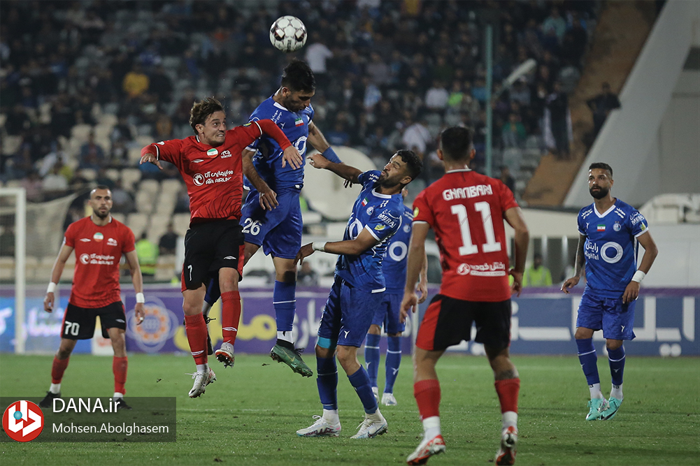 دیدار تیم های فوتبال استقلال تهران و تراکتور تبریز