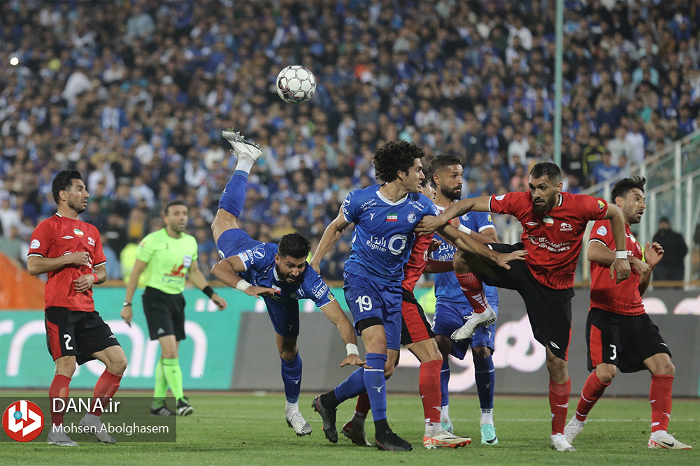 دیدار تیم های فوتبال استقلال تهران و تراکتور تبریز