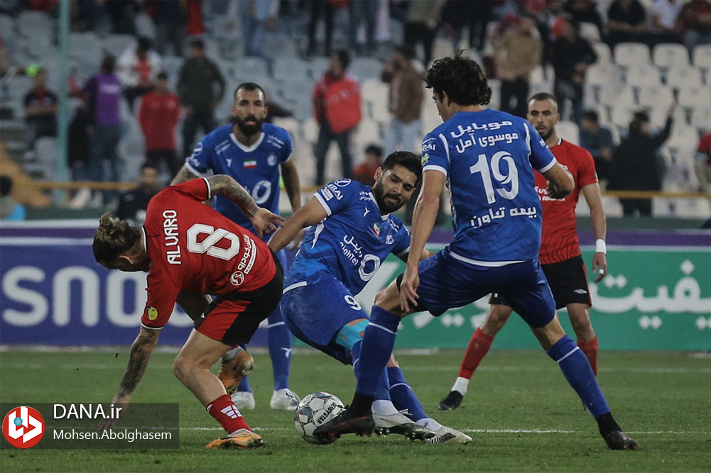 دیدار تیم های فوتبال استقلال تهران و تراکتور تبریز