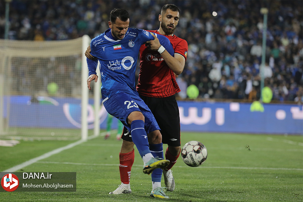 دیدار تیم های فوتبال استقلال تهران و تراکتور تبریز