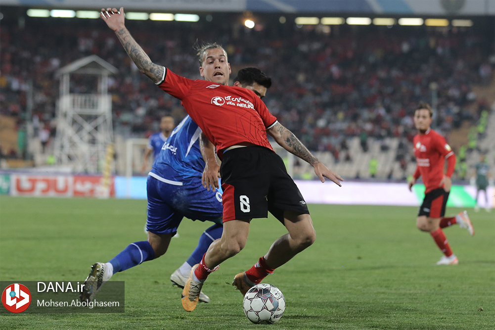 دیدار تیم های فوتبال استقلال تهران و تراکتور تبریز