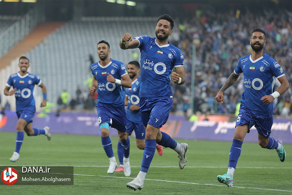 دیدار تیم های فوتبال استقلال تهران و تراکتور تبریز