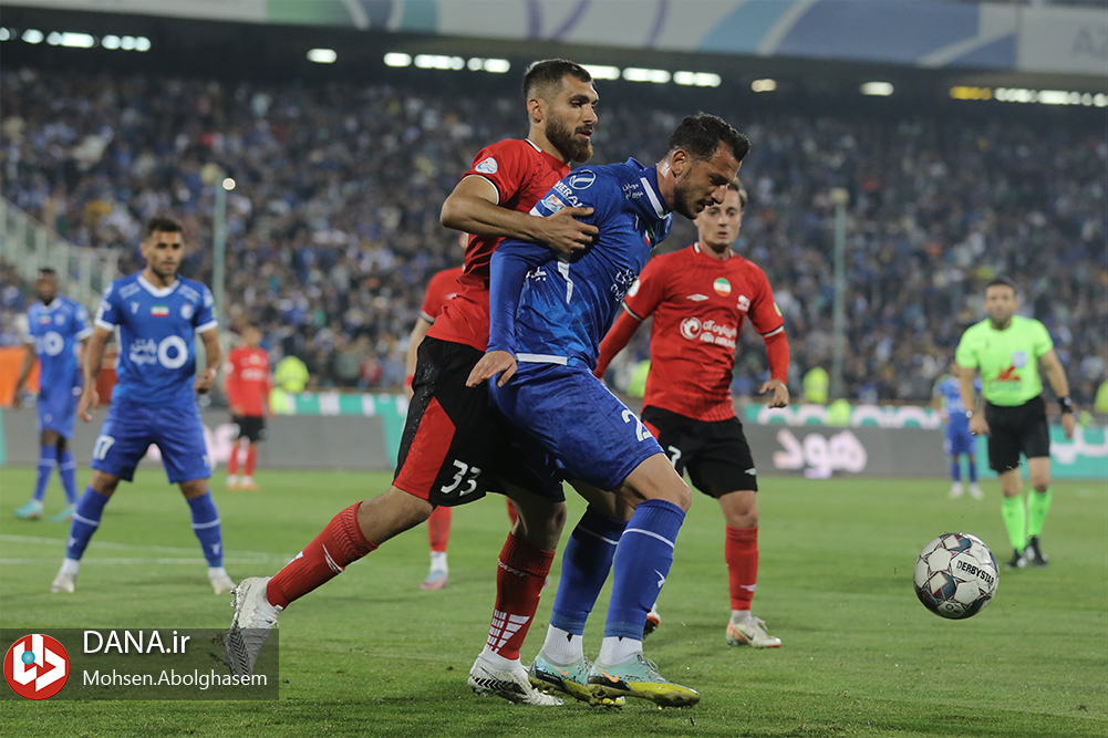 دیدار تیم های فوتبال استقلال تهران و تراکتور تبریز