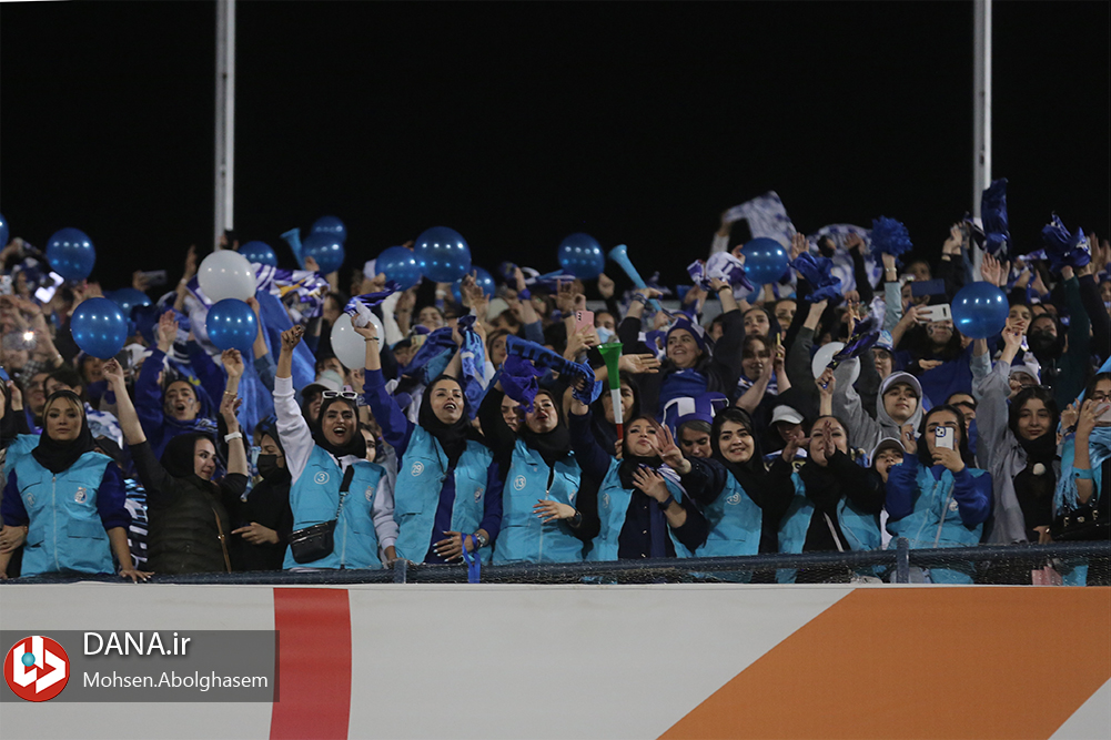 دیدار تیم های فوتبال استقلال تهران و تراکتور تبریز