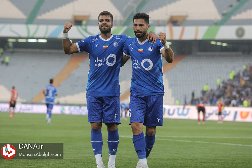 دیدار تیم های فوتبال استقلال تهران و تراکتور تبریز