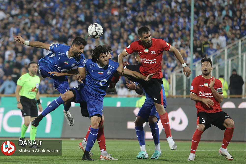 دیدار تیم های فوتبال استقلال تهران و تراکتور تبریز
