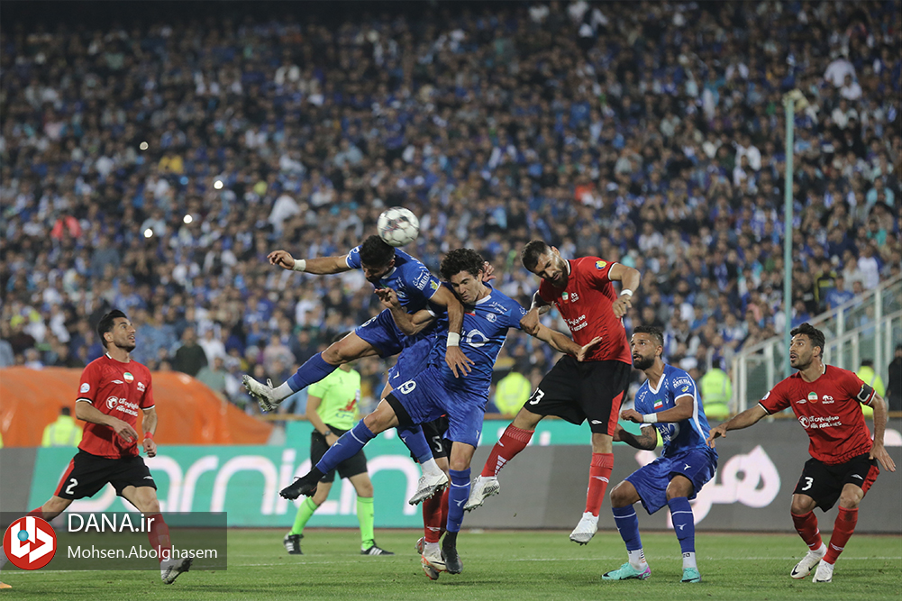 دیدار تیم های فوتبال استقلال تهران و تراکتور تبریز