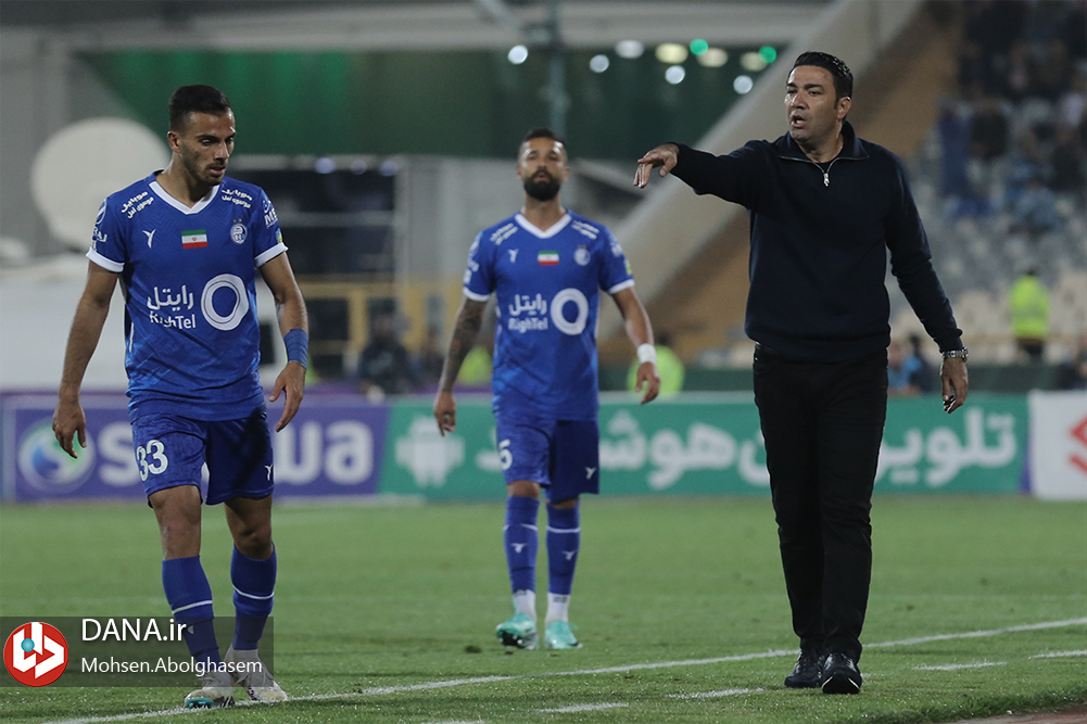 دیدار تیم های فوتبال استقلال تهران و تراکتور تبریز