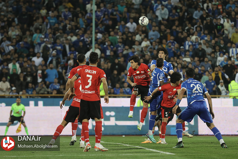 دیدار تیم های فوتبال استقلال تهران و تراکتور تبریز