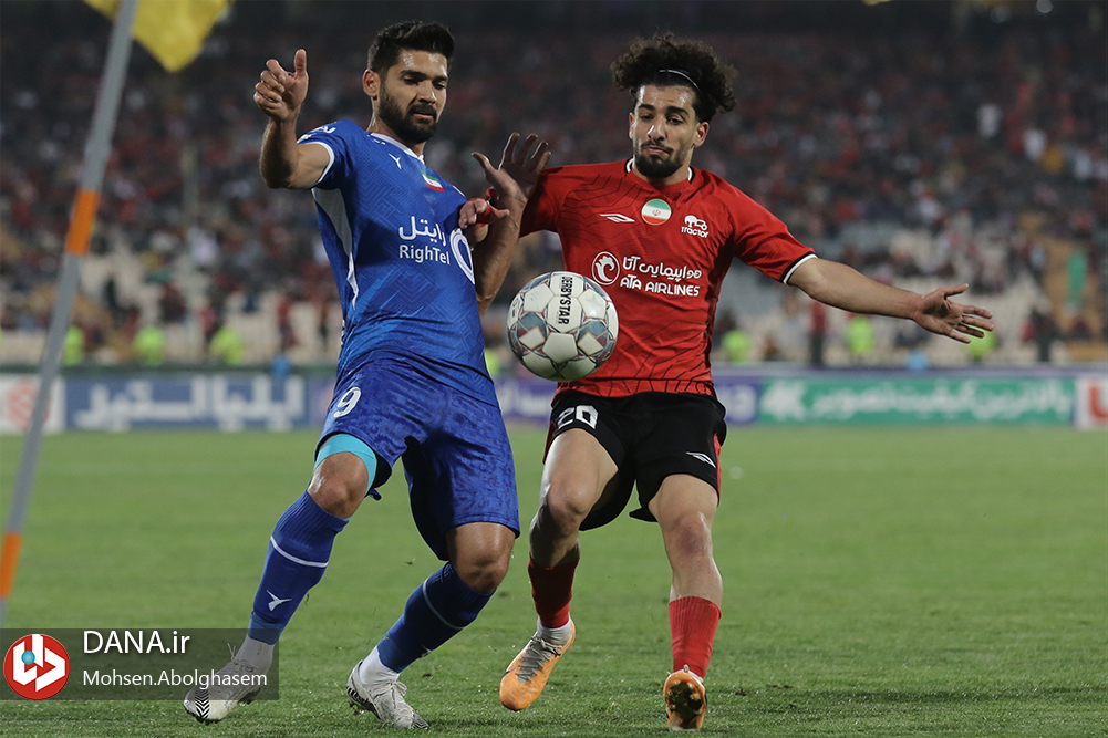 دیدار تیم های فوتبال استقلال تهران و تراکتور تبریز