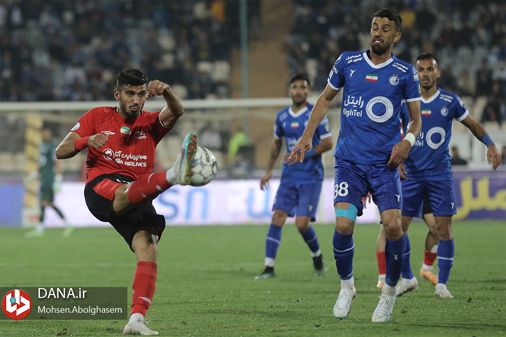 دیدار تیم های فوتبال استقلال تهران و تراکتور تبریز