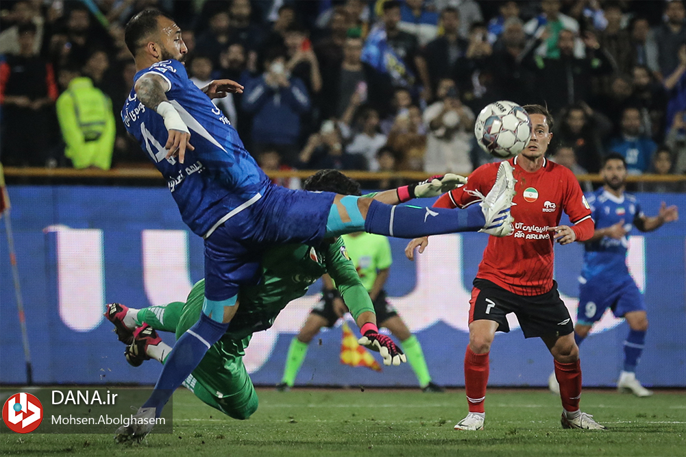 دیدار تیم های فوتبال استقلال تهران و تراکتور تبریز