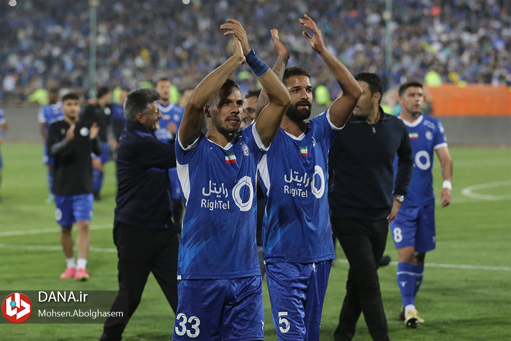 دیدار تیم های فوتبال استقلال تهران و تراکتور تبریز