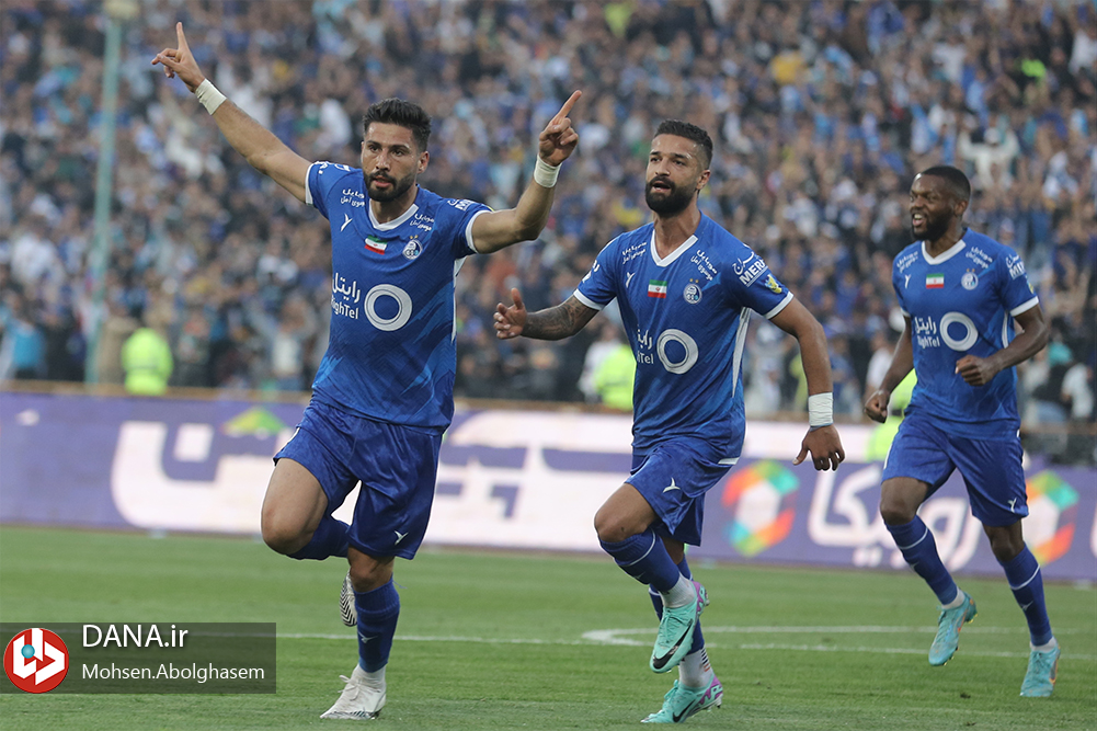 دیدار تیم های فوتبال استقلال تهران و تراکتور تبریز