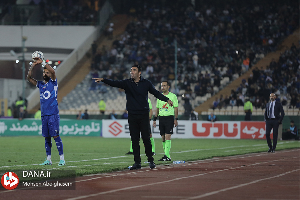 دیدار تیم های فوتبال استقلال تهران و تراکتور تبریز