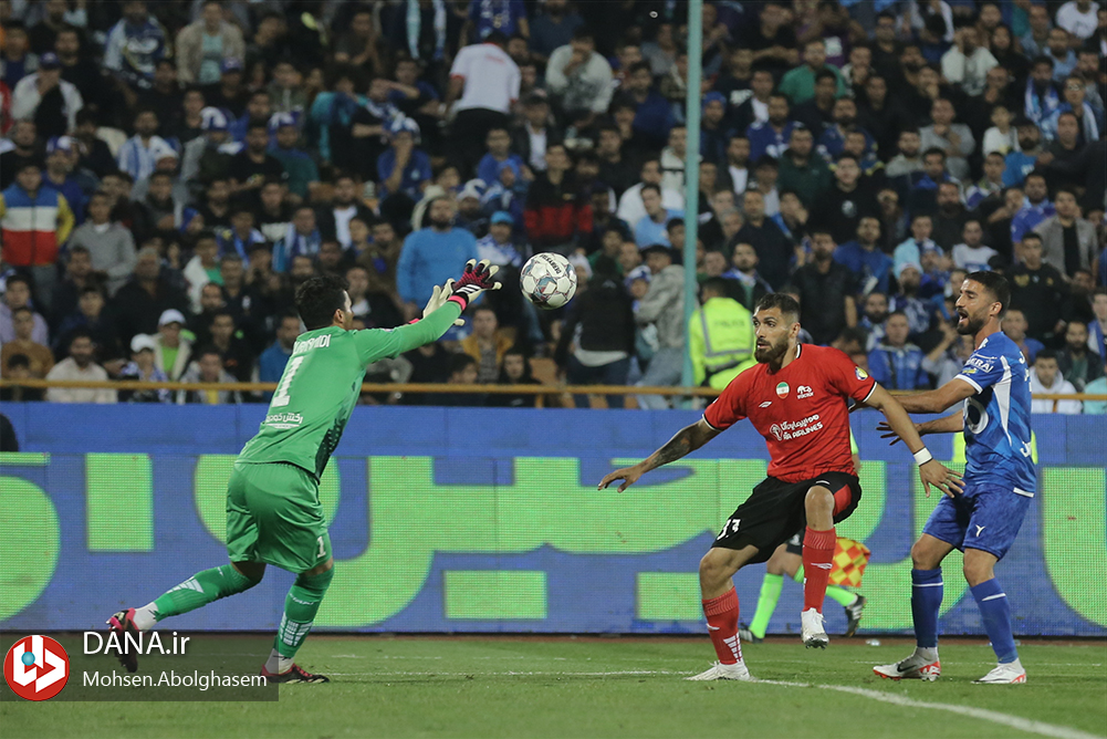 دیدار تیم های فوتبال استقلال تهران و تراکتور تبریز