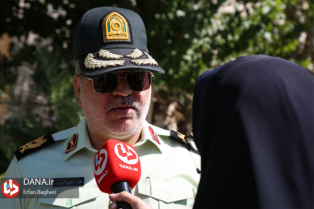 دستگیری باند مأموران قلابی/ سه نفر که با پوشش نظامی، مدارک جعلی و سلاح کمری به سرقت و اخاذی مشغول بودند در دام پلیس+فیلم