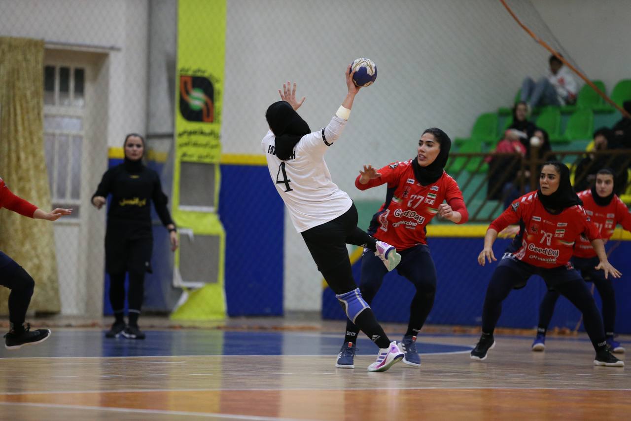 لیگ برتر هندبال زنان| بافق با شکست استقلال صدرنشین شد