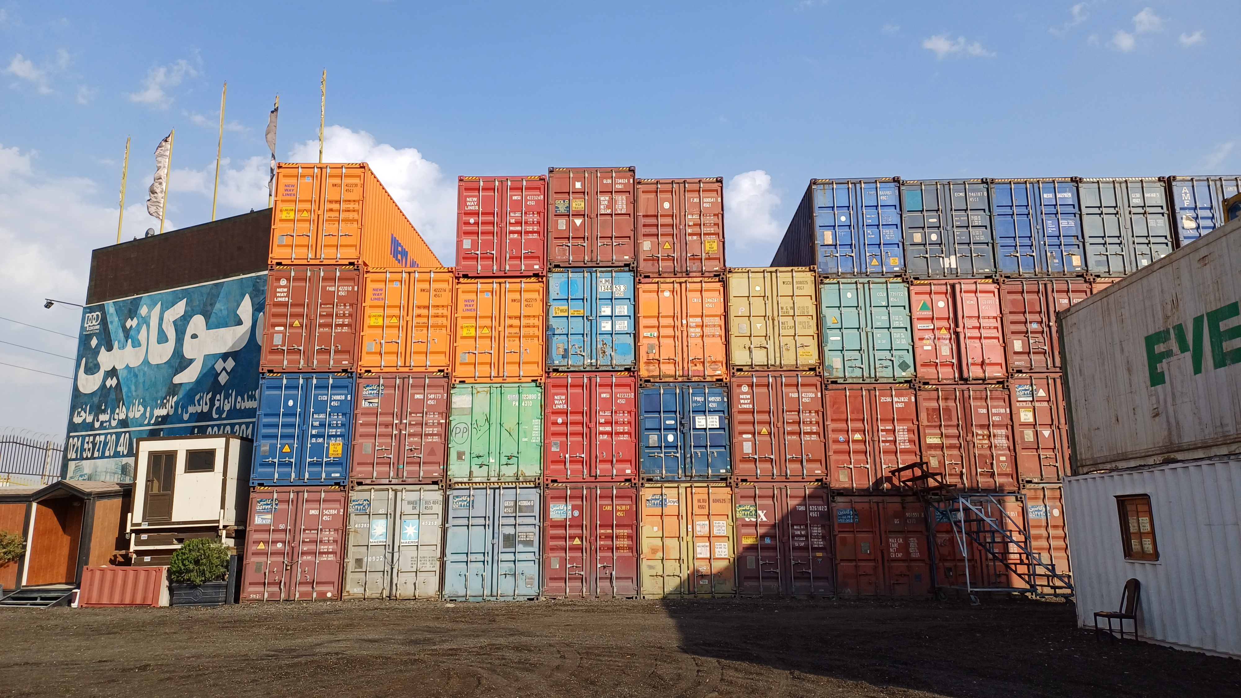 رنگ بدنه کانتینر: اهمیت و کاربردهای آن در حمل و نقل دریایی