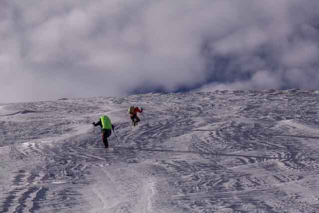 وزش باد شدید و رگبار در ارتفاعات کشور/ از کوهنوردی خودداری کنید