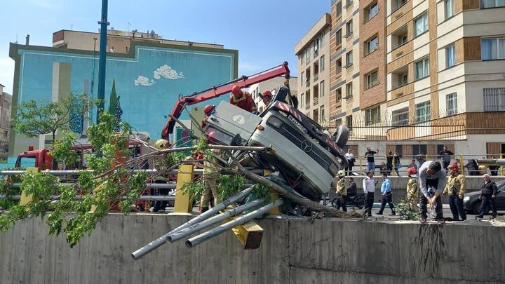 جزئیات واژگونی کامیون حامل کپسول‌های اکسیژن در بزرگراه امام علی