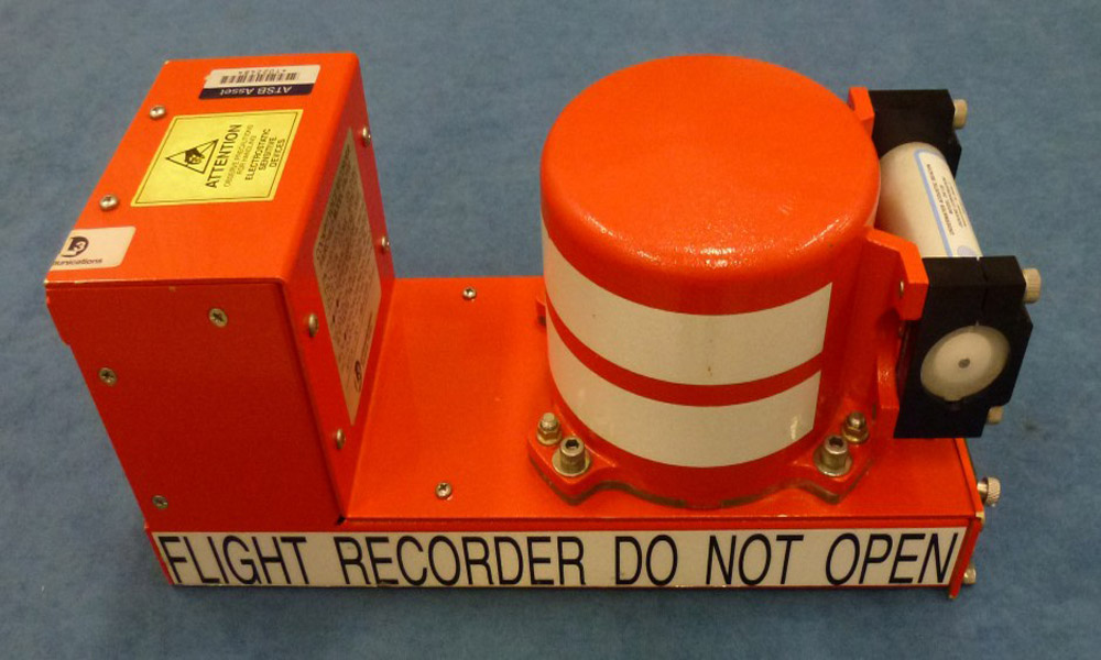 جعبه‌ سیاه‌ هواپیما چه اطلاعاتی را ضبط می‌کند؟