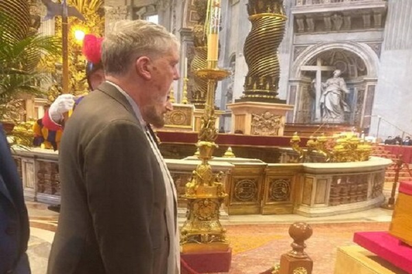 ادای احترام نماینده جمهوری اسلامی ایران به پاپ‌فرانسیس در رم