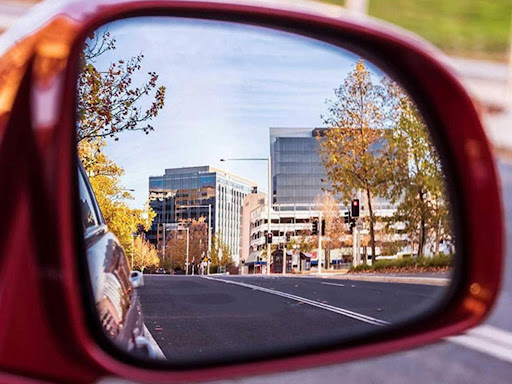 راز نوشته روی آینه‌های جانبی خودرو؛ چرا اشیا نزدیک‌تر به نظر می‌رسند؟