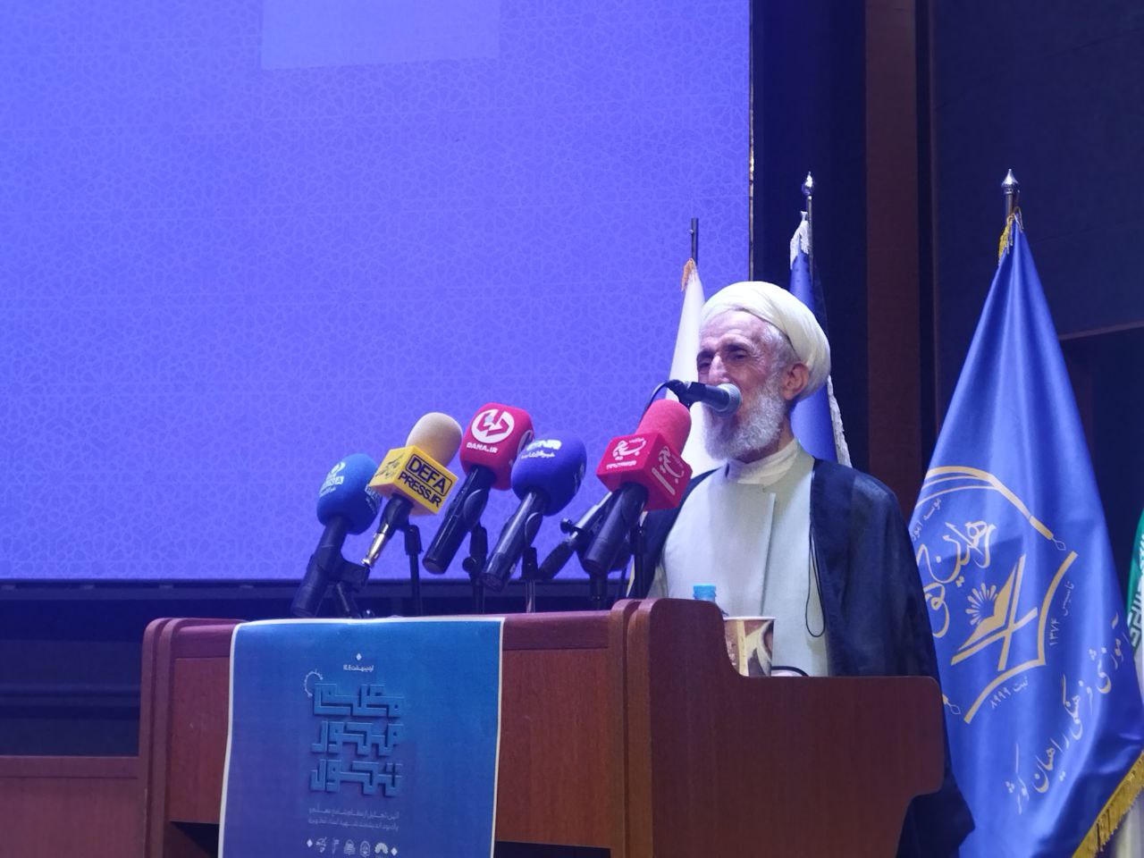 زن در اسلام، جایگاه ویژه آموزشی دارد و نمونه‌ای از عظمت و مسئولیت‌پذیری است