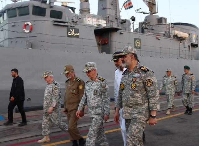 بازدید سرلشکر باقری از کارخانجات نیروی دریایی ارتش در بندرعباس