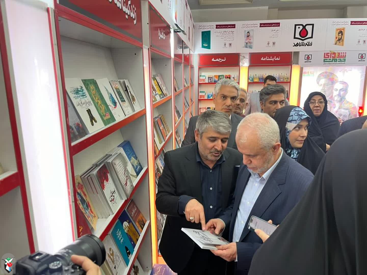 بازدید معاون رئیس‌جمهور از غرفه نشر شاهد در سی‌وششمین نمایشگاه بین‌المللی کتاب تهران 