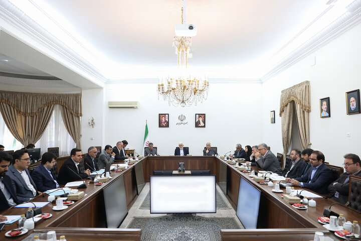 باید موانعی را که بر سر راه تولید است با سرعت بیشتری برطرف کنیم