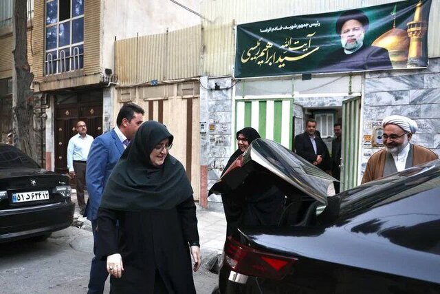 دیدار سخنگوی دولت با مادر شهید رئیسی