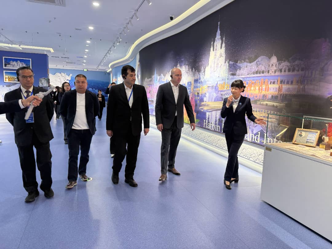 بازدید وزیر ورزش و جوانان از موزه شهر یخی و پیشرفت‌ در ورزش‌های زمستانی